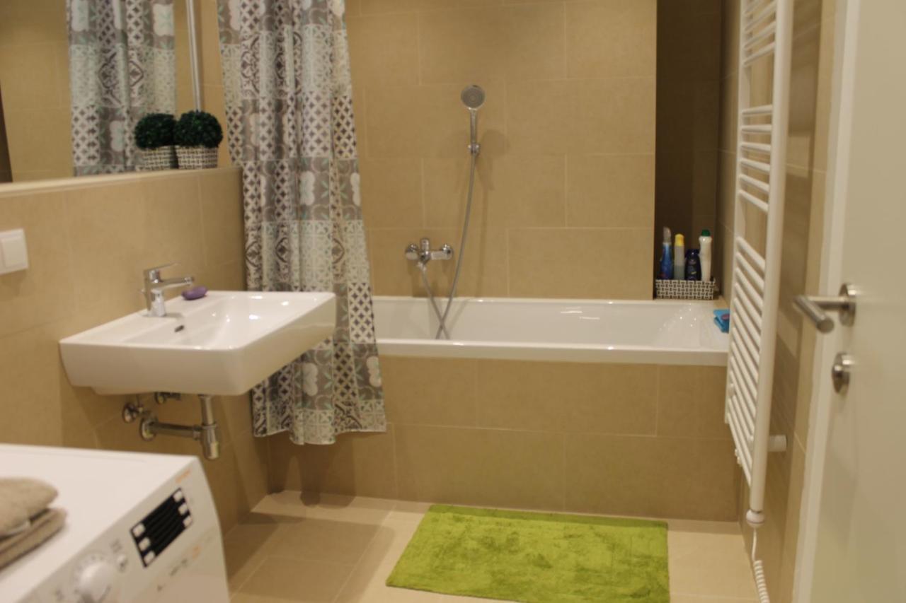 Spacious, Modern 1-Bdrm Apt Near Vic & Austria Ctr Apartment Vienna Exterior photo